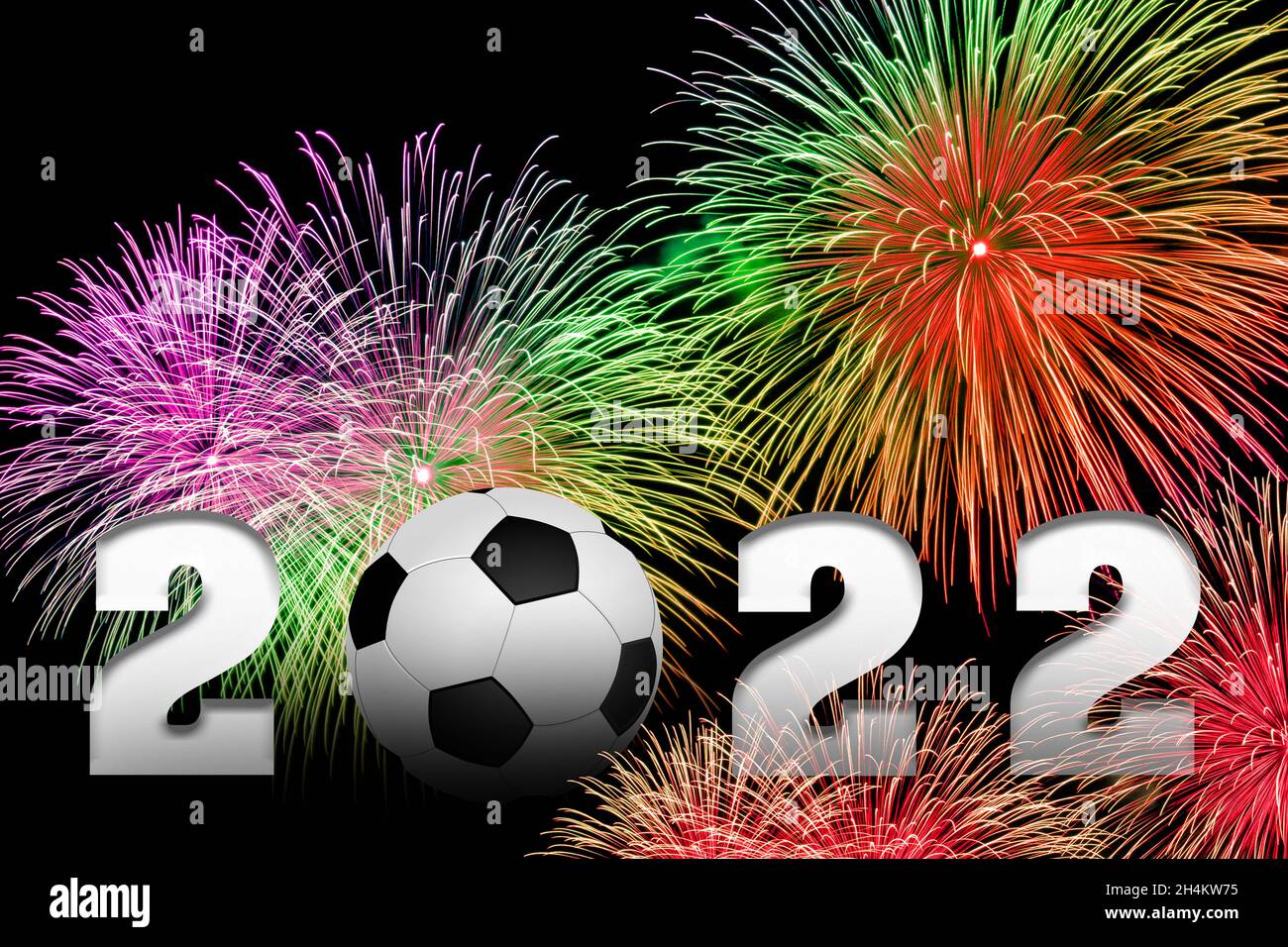 Ballon de football, bonne année 2022 avec feu d'artifice sur fond noir Banque D'Images