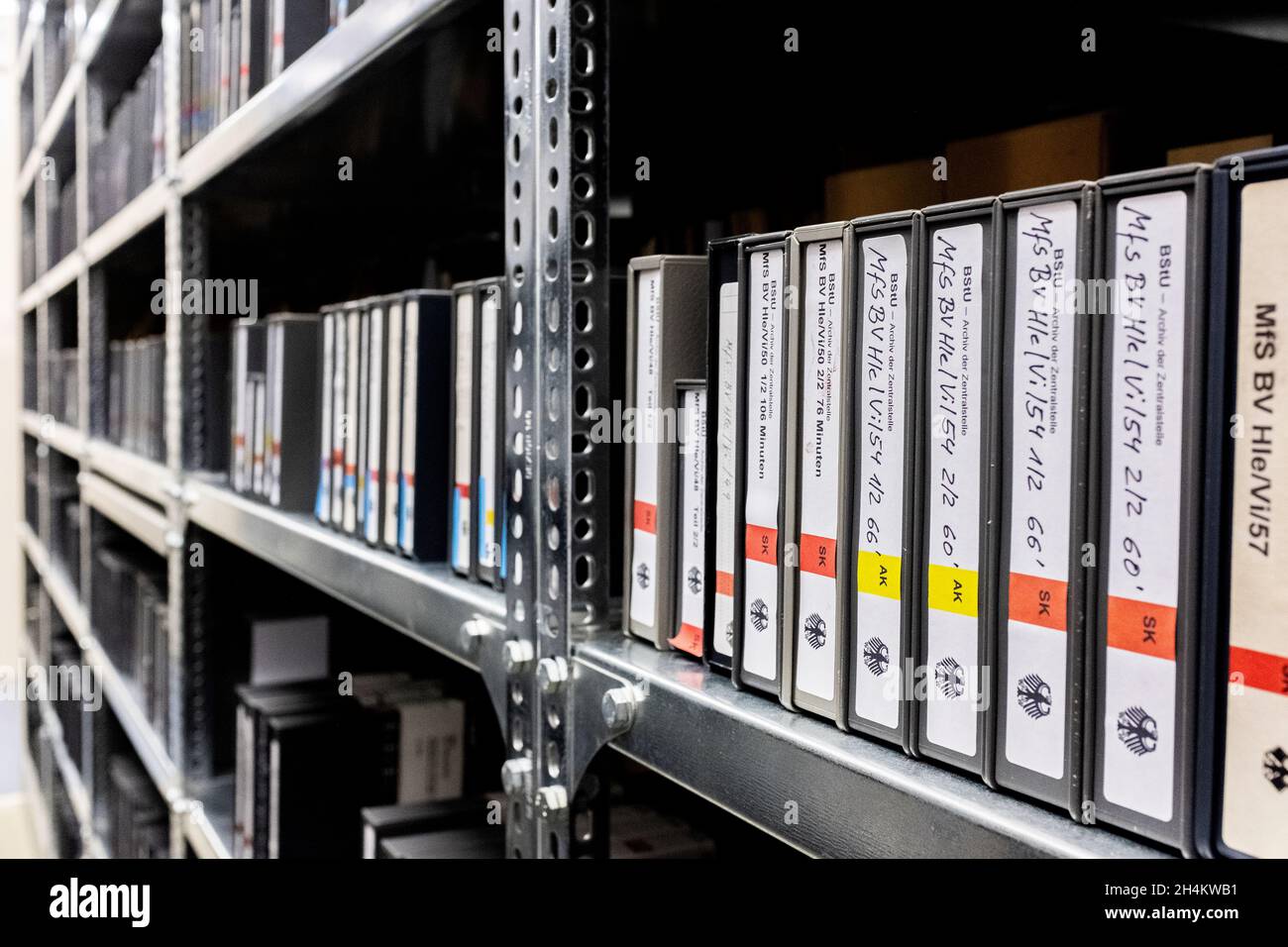 Berlin, Allemagne.Le BStU est responsable du stockage des archives de l'ancien MFS / Stasi Intelligence Service.Dans les grandes pièces, environ 111 kilomètres de dossiers et de documents sont en train d'être dérobés. Banque D'Images
