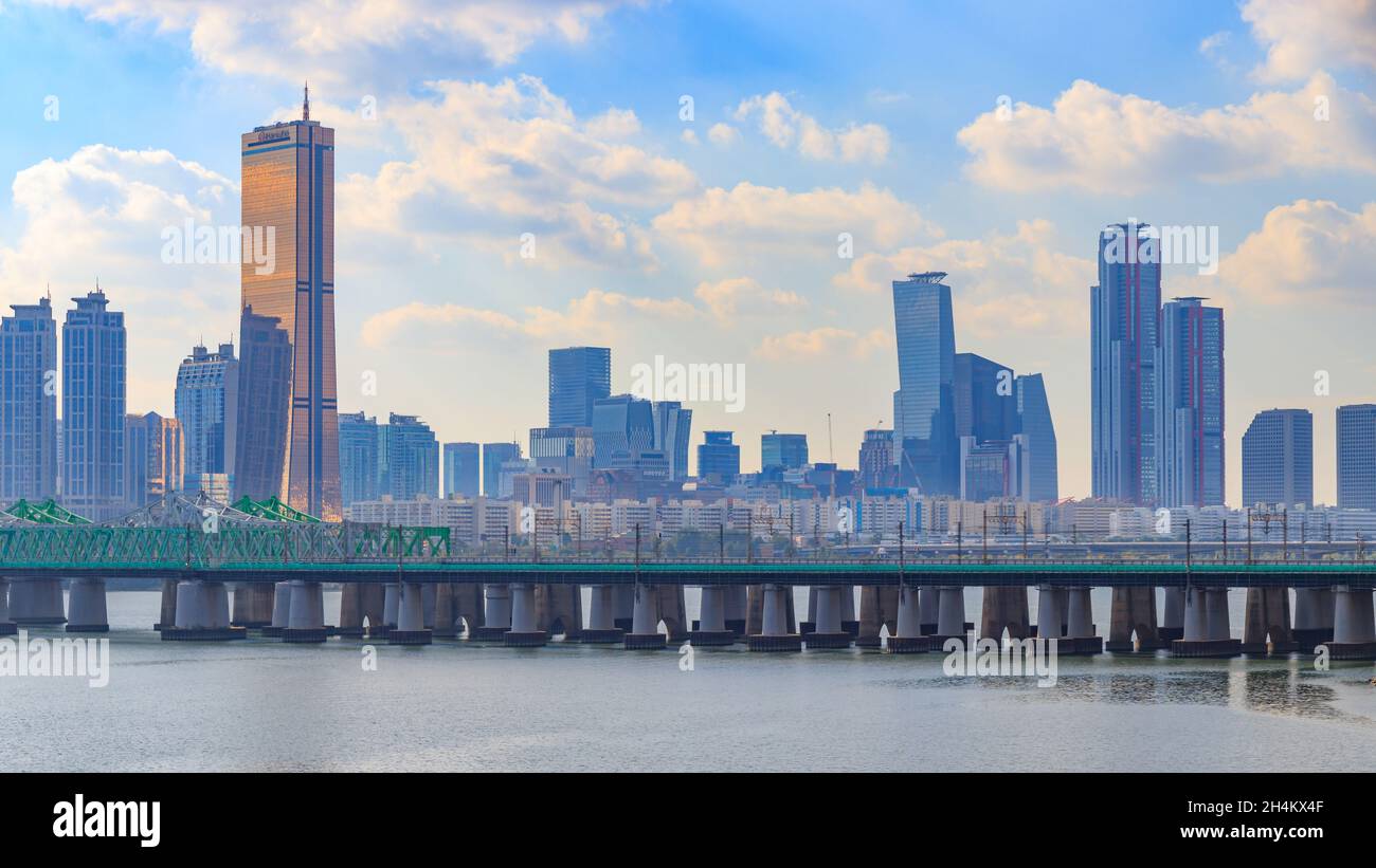 Le paysage de Yeouido, Séoul.Vue sur la rivière Han du bâtiment 63 de Hanwha.Pont ferroviaire de la rivière Han de Séoul et métro de Séoul. Banque D'Images