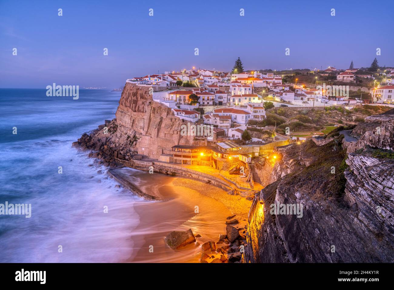 Le beau village d'Azenhas do Mar sur la côte atlantique portugaise après le coucher du soleil Banque D'Images