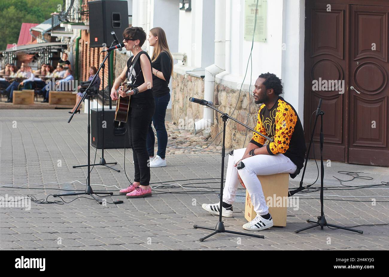 Des gens de différentes races exécutent des chansons sur des instruments de musique dans la rue.Europe. Banque D'Images