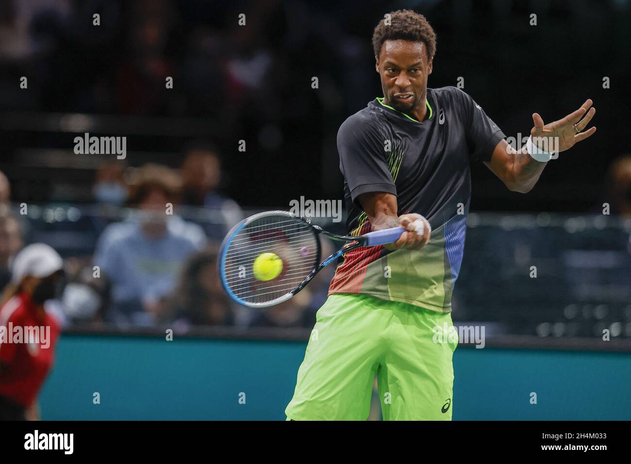 Gael Monfils (FRA) en action lors du Rolex Paris Masters 2021, match entre Adrian Mannarino (FRA) et Gael Monfils (FRA), ATP tennis Masters 1000, au Accorhotels Arena, Paris France.Photo de Loic Baratoux/ABACAPRESS.COM Banque D'Images