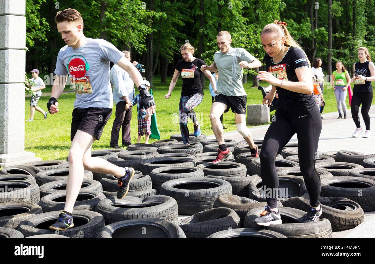 Groupe de jeunes dans les vêtements de sport courir ensemble en plein air.Minsk, Bélarus - 9 mai 2018 Banque D'Images