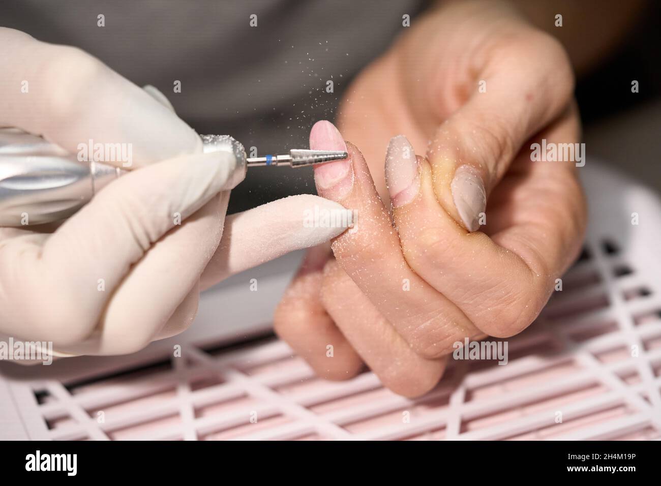 Femme qui fait manucure pour elle-même avec le foret à ongles.Photo de haute qualité Banque D'Images