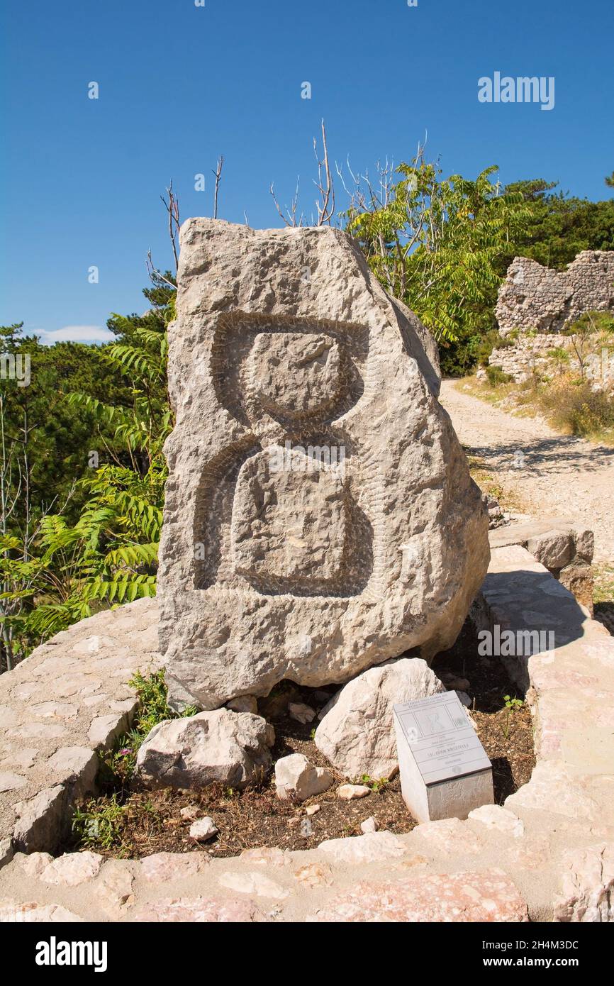 Baska, Croatie - 4 septembre 2021.Partie de la vallée de Baska Glagolitic Alphabet Trail, le plus ancien alphabet slave connu datant du IXe siècle. Banque D'Images