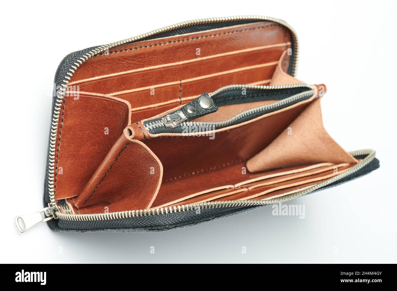 Portefeuille vide ouvert en cuir marron avec fermeture à glissière et poches isolées Banque D'Images