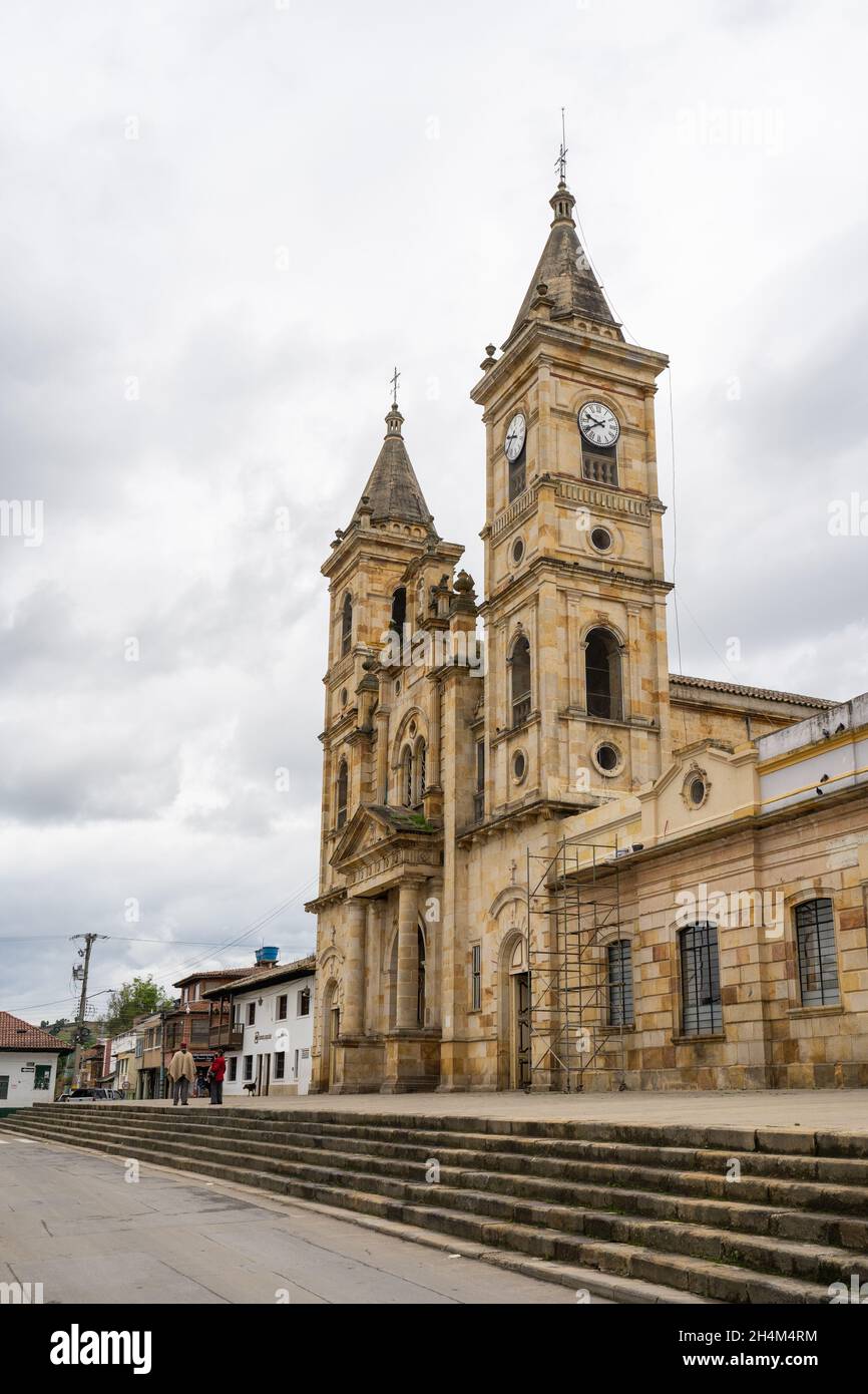 Parc central de Villapinzón avec la paroisse de San Juan Bautista dans le parc central de la ville, à Cundinamarca, Colombie Banque D'Images