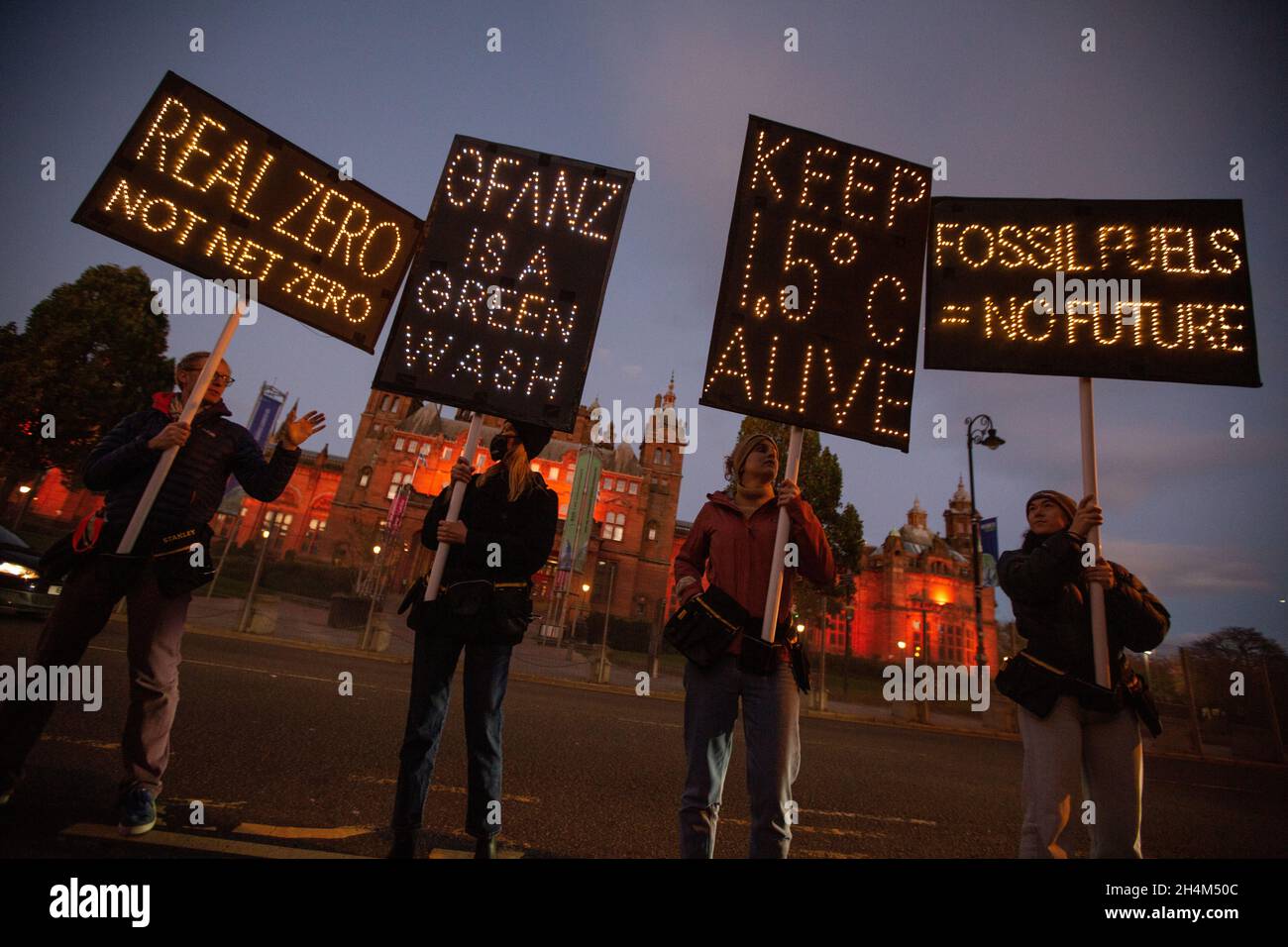 Glasgow, Royaume-Uni.L’action « Bank on Our future », organisée par Rainforest action Network, Stop the Money Pipeline and Bank Track, a lieu à la tombée de la nuit devant le musée Kelvingrove, où une soirée a été organisée pour des organisations du monde financier dans le cadre de la 26e Conférence des Nations Unies sur les changements climatiques, connue sous le nom de COP26,À Glasgow, en Écosse, le 3 novembre 2021.Photo: Jeremy Sutton-Hibbert/Alamy Live News. Banque D'Images