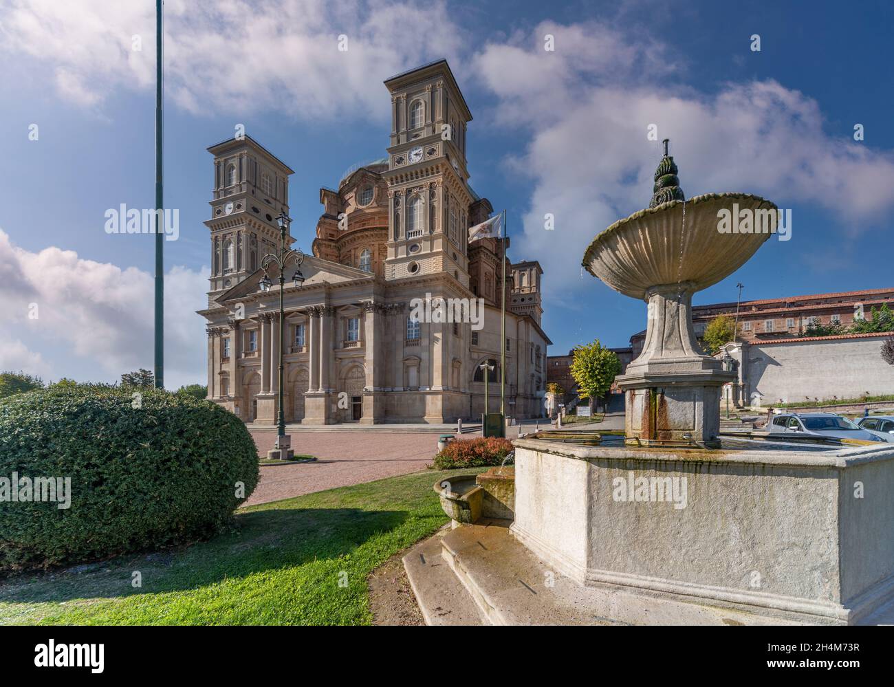 Vicoforte, Cuneo, Piémont, Italie - 13 octobre 2021 : Sanctuaire de la Nativité de Marie avec le plus grand dôme elliptique du monde, vue du parc Banque D'Images