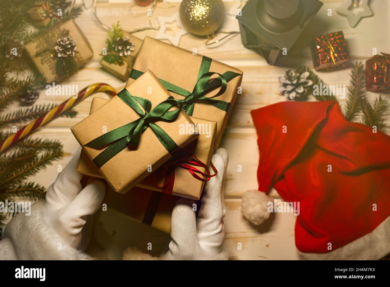 Les mains du Père noël tiennent des cadeaux du nouvel an et de Noël.Fond de Noël festif Banque D'Images