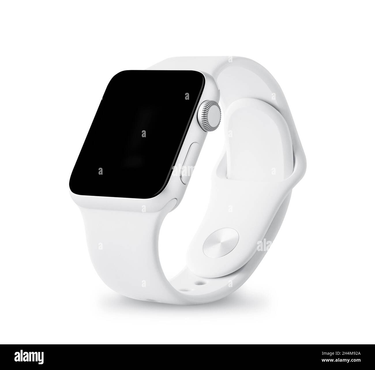 Moscou, Russie - 29 juin 2020 : Apple Watch Sport étui en aluminium argenté 38 mm avec bracelet sport blanc avec activité.Isolé sur fond blanc. Banque D'Images