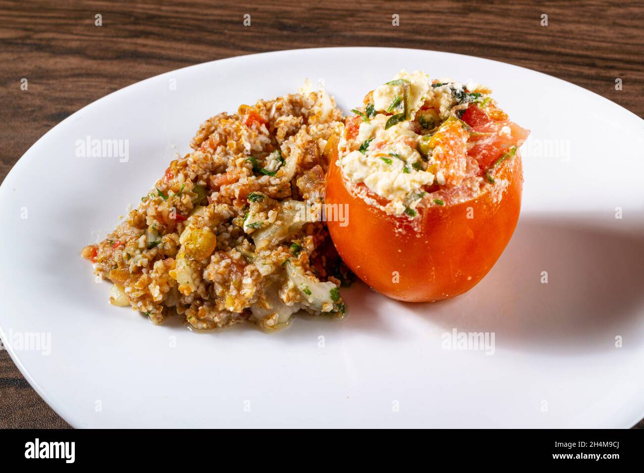 Salade de tabouleh aux tomates farcies.Plats végétariens.Plat traditionnel moyen-oriental ou arabe.Vue de dessus Banque D'Images