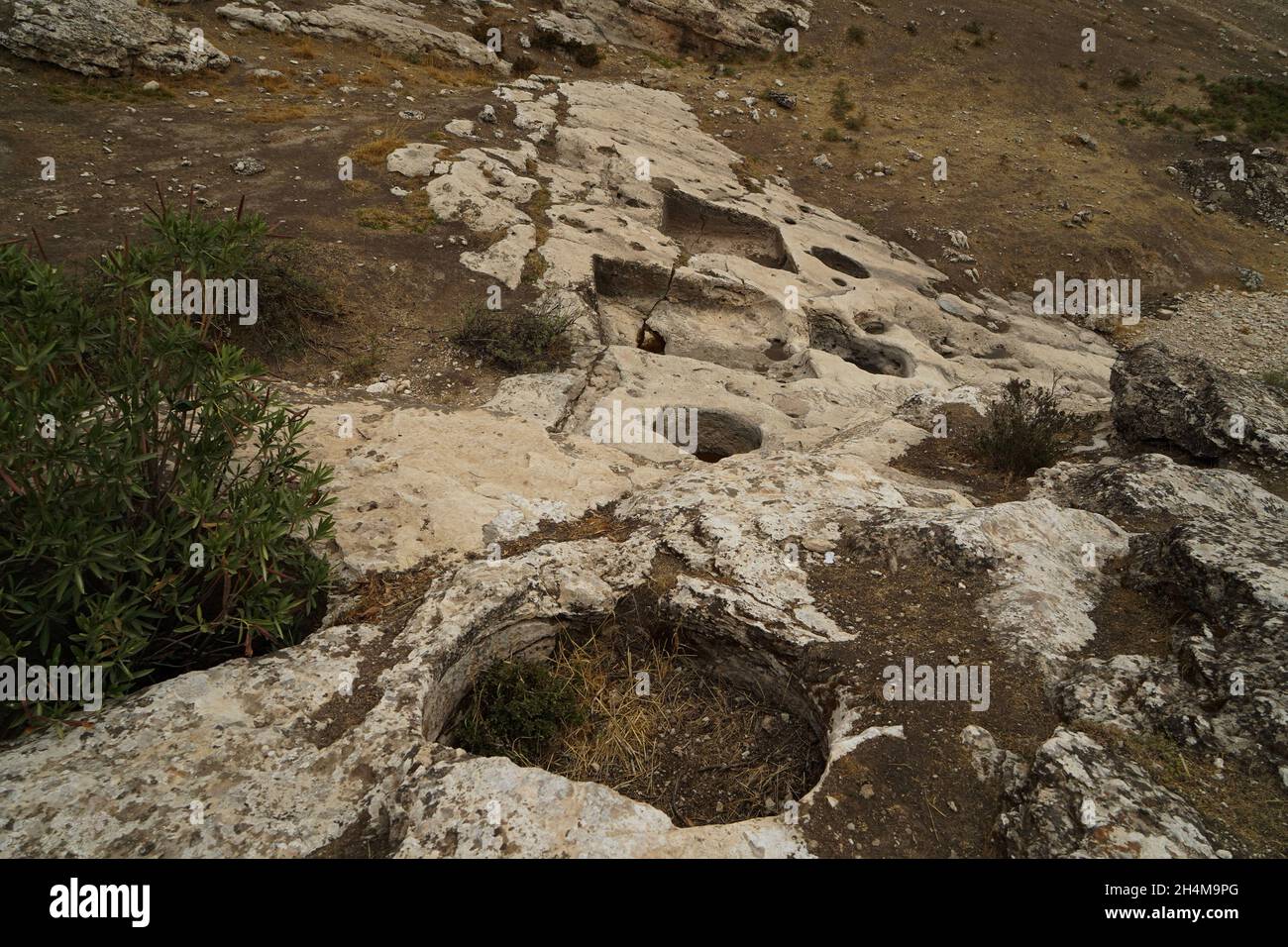 Vue générale il découvrit une presse viticole vieille de 2,700 ans excavée au pied d'une montagne.Un érudit kurde de la Direction des Antiquités de Duhok, en coopération avec l'Université italienne d'Udine, découvrit 14 presse viticole datant de plus de 2,700 ans, près du village de Khinis dans le gouvernorat de Duhok,Région du Kurdistan d'Irak et on croit que ces presses sont la plus ancienne presse à vin dans le nord de la Mésopotamie, elle remonte au règne du roi assyrien Sargon II et de son fils Sennacherib.(Photo d'Ismael Adnan/SOPA Images/Sipa USA) Banque D'Images