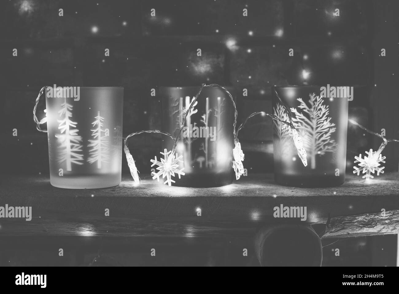 Scène d'hiver de chandeliers en verre avec arbres et lumières en forme de flocons de neige pour la décoration Banque D'Images