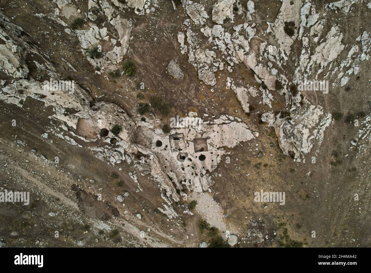 Une vue aérienne de la presse à vins découverte de 2,700 ans fouillée au pied d'une montagne.Des érudits kurdes de la Direction des Antiquités de Duhok, en coopération avec l'Université italienne d'Udine, ont découvert 14 presse à vins datant de plus de 2,700 ans, près du village de Khinis dans le gouvernorat de Duhok,Région du Kurdistan d'Irak et on croit que ces presses sont la plus ancienne presse à vin dans le nord de la Mésopotamie, elle remonte au règne du roi assyrien Sargon II et de son fils Sennacherib.(Photo d'Ismael Adnan/SOPA Images/Sipa USA) Banque D'Images