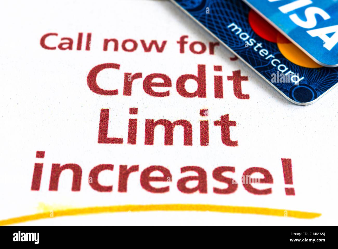 Cartes de crédit Visa et Mastercard sur un papier publicitaire invitant à augmenter votre limite de crédit vu à Toronto Canada.2 novembre 2021 Banque D'Images