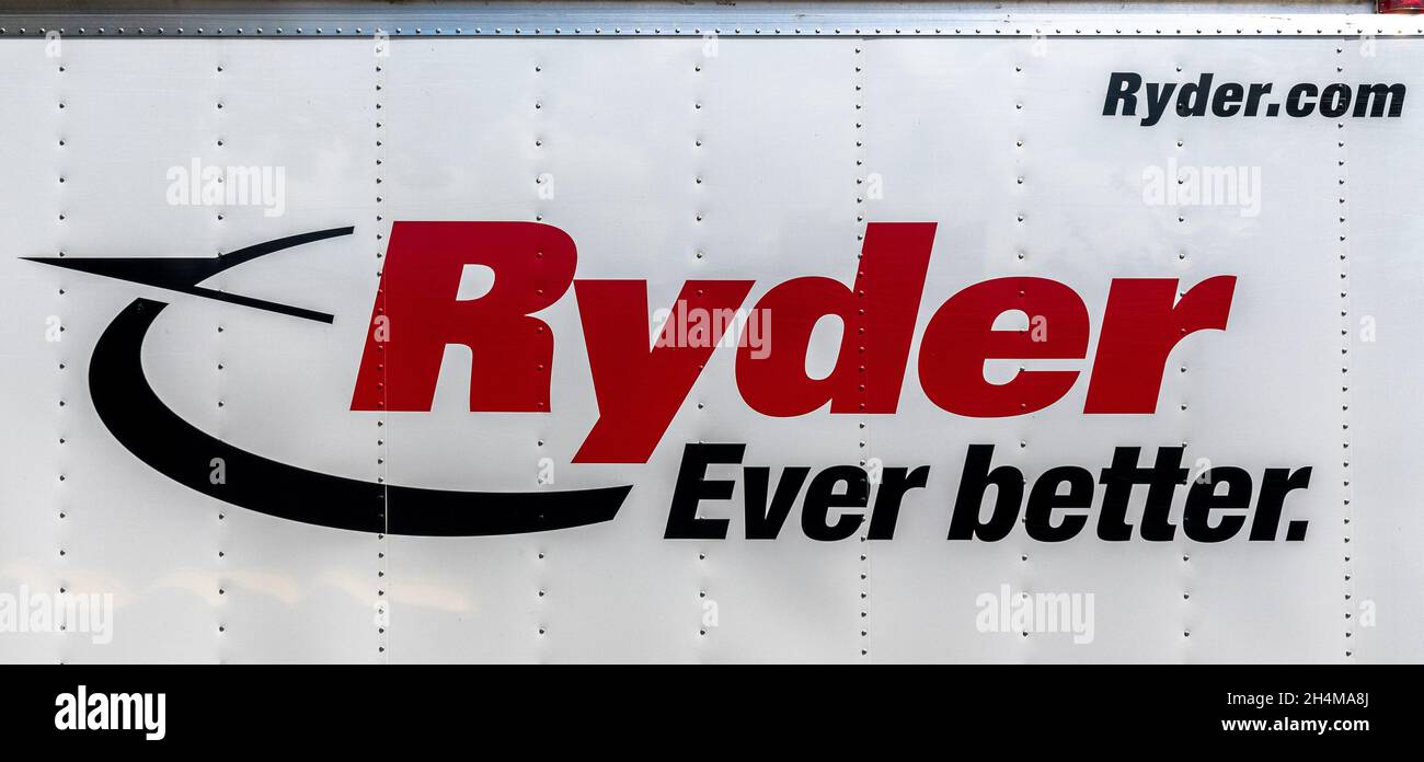 Logo de la compagnie de location de camions Ryder vu à Toronto Canada.2 novembre 2021 Banque D'Images