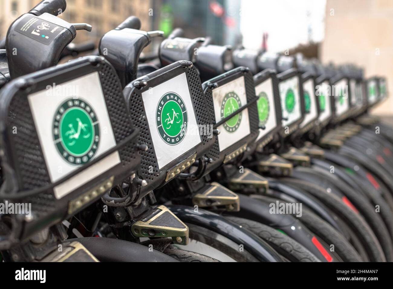 Groupe de bicyclettes portant le logo Bike Share Toronto, CanadaNov.2, 2021 Banque D'Images