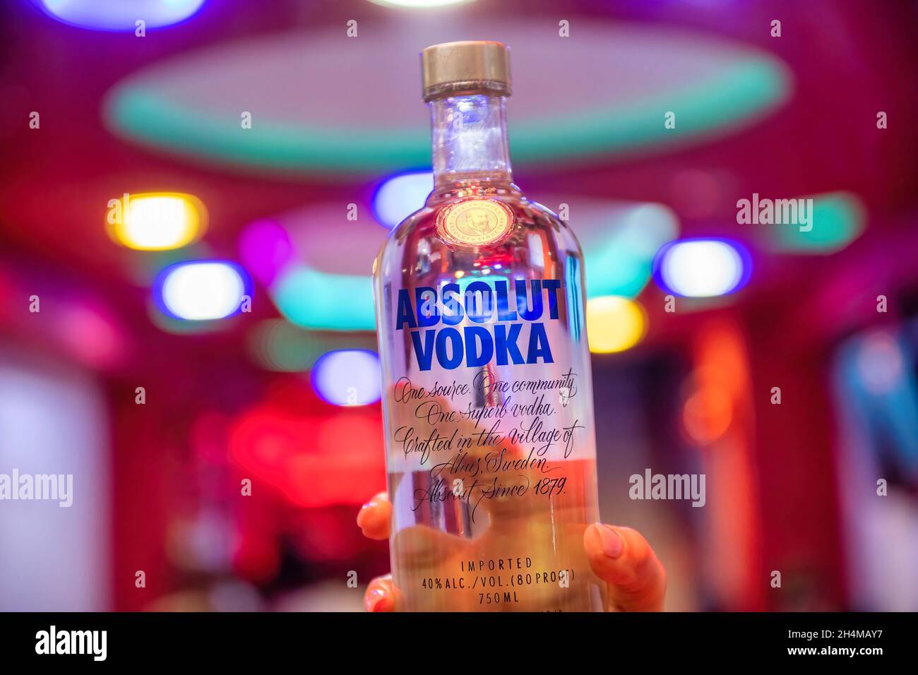 Bouteille de Vodka absolue contre les lumières d'affaires à Toronto, Canada.nov2, 2021 Banque D'Images