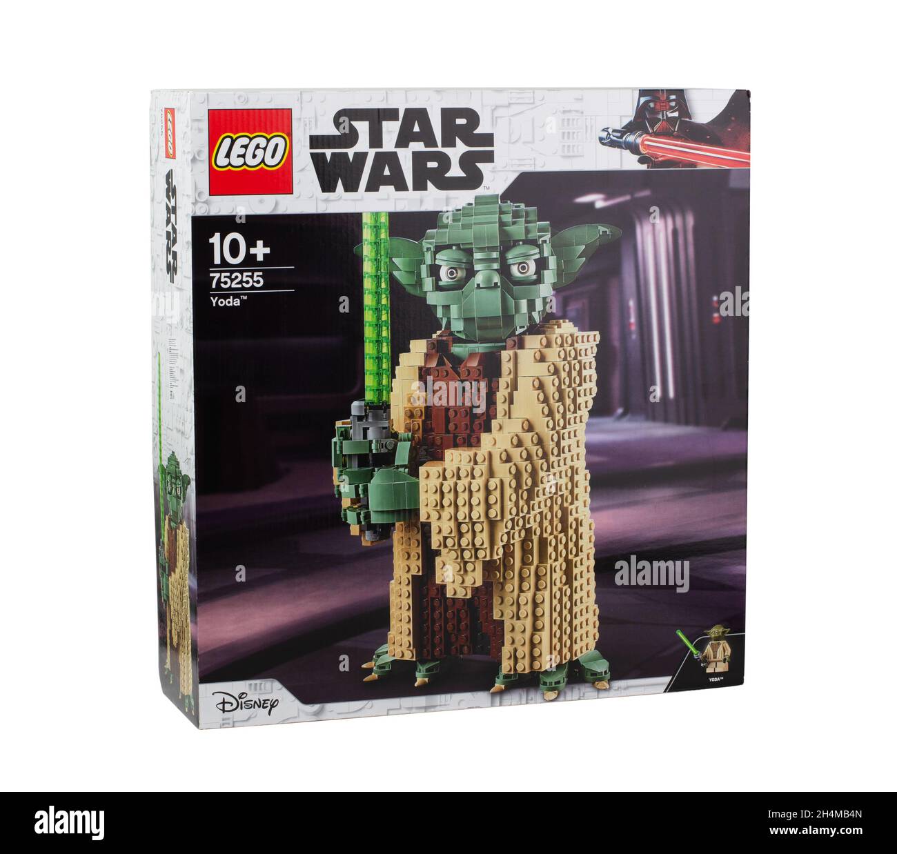 Samara, Fédération de Russie - 31 août 2021 : boîte LEGO Star Wars avec figurine Yoda Master Jedi isolée sur fond blanc. Banque D'Images