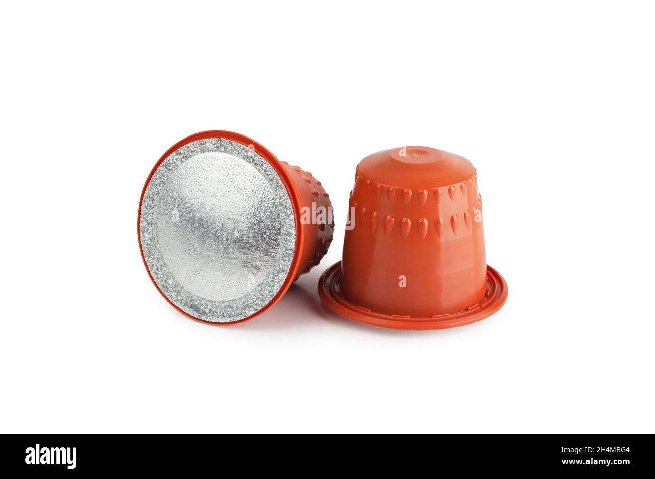 Deux capsules de café en gros plan sur fond blanc Banque D'Images