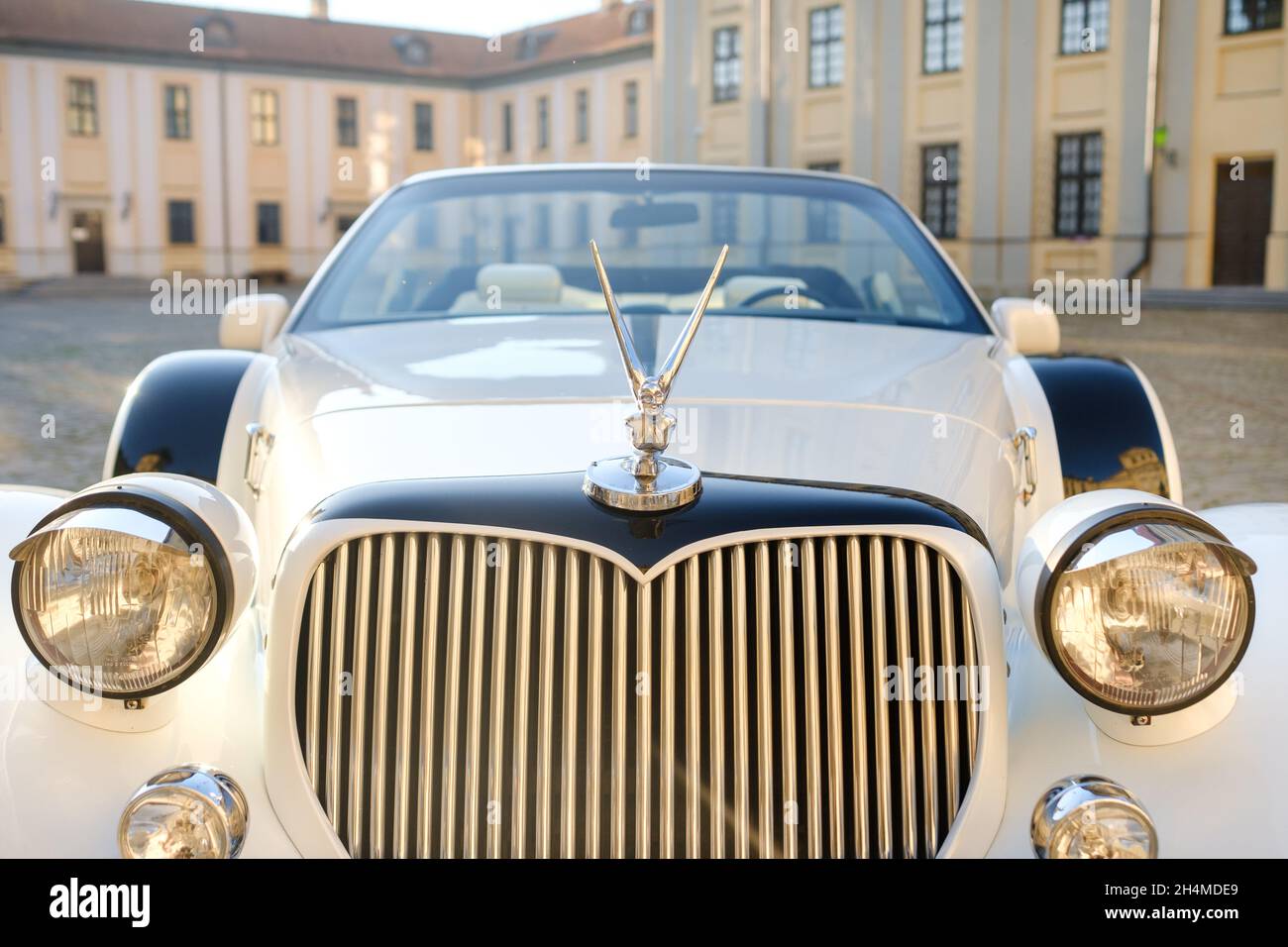 NESVIZH, Bélarus-8 juillet 2021 : Lincoln Excalibur Phantom dans la cour du château de Nesvizh. Banque D'Images