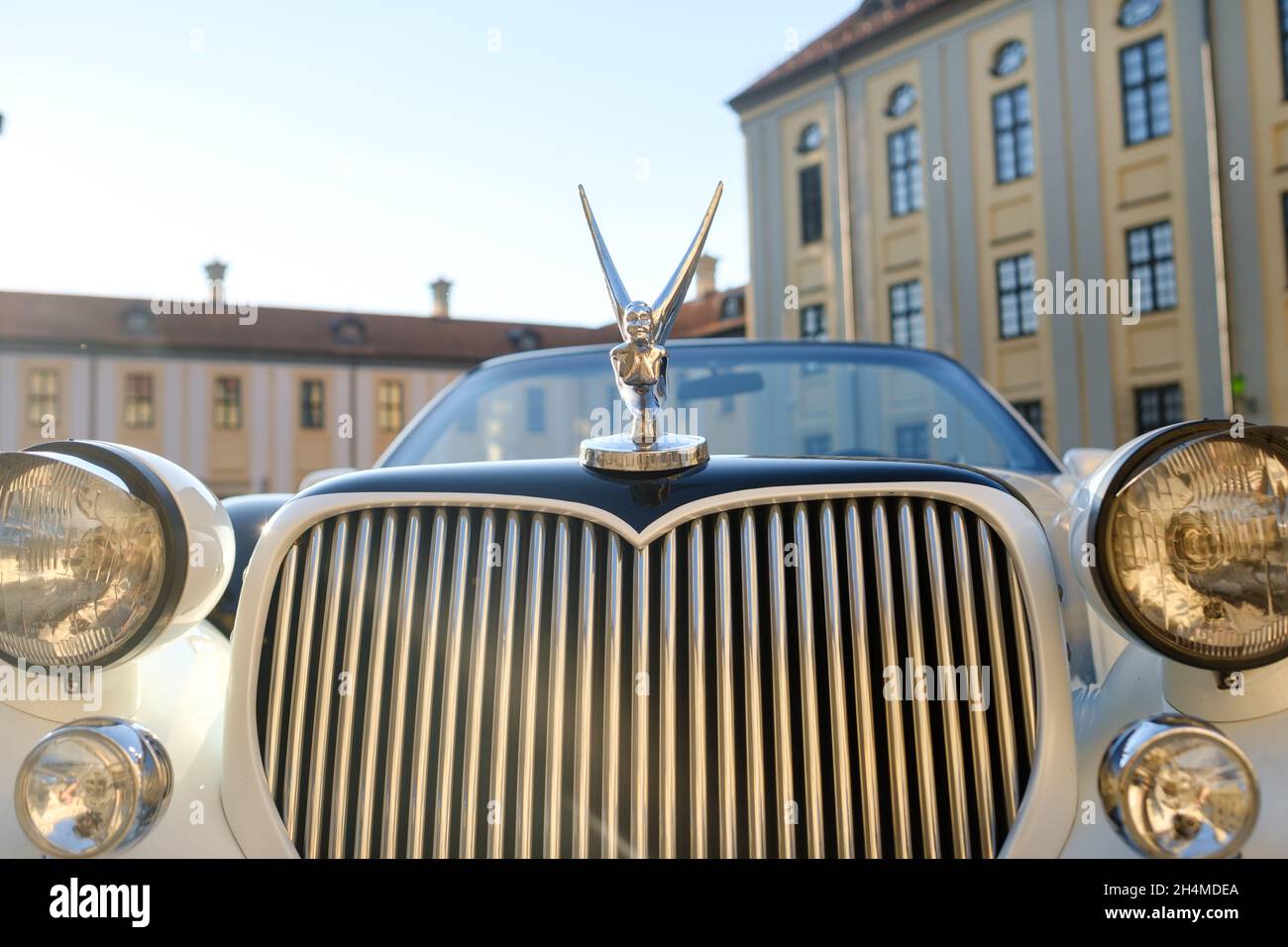 NESVIZH, Bélarus-8 juillet 2021 : Lincoln Excalibur Phantom dans la cour du château de Nesvizh. Banque D'Images