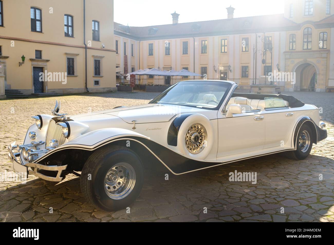 NESVIZH, Bélarus-8 juillet 2021 : Lincoln Excalibur Phantom dans la cour du château de Nesvizh. Banque D'Images