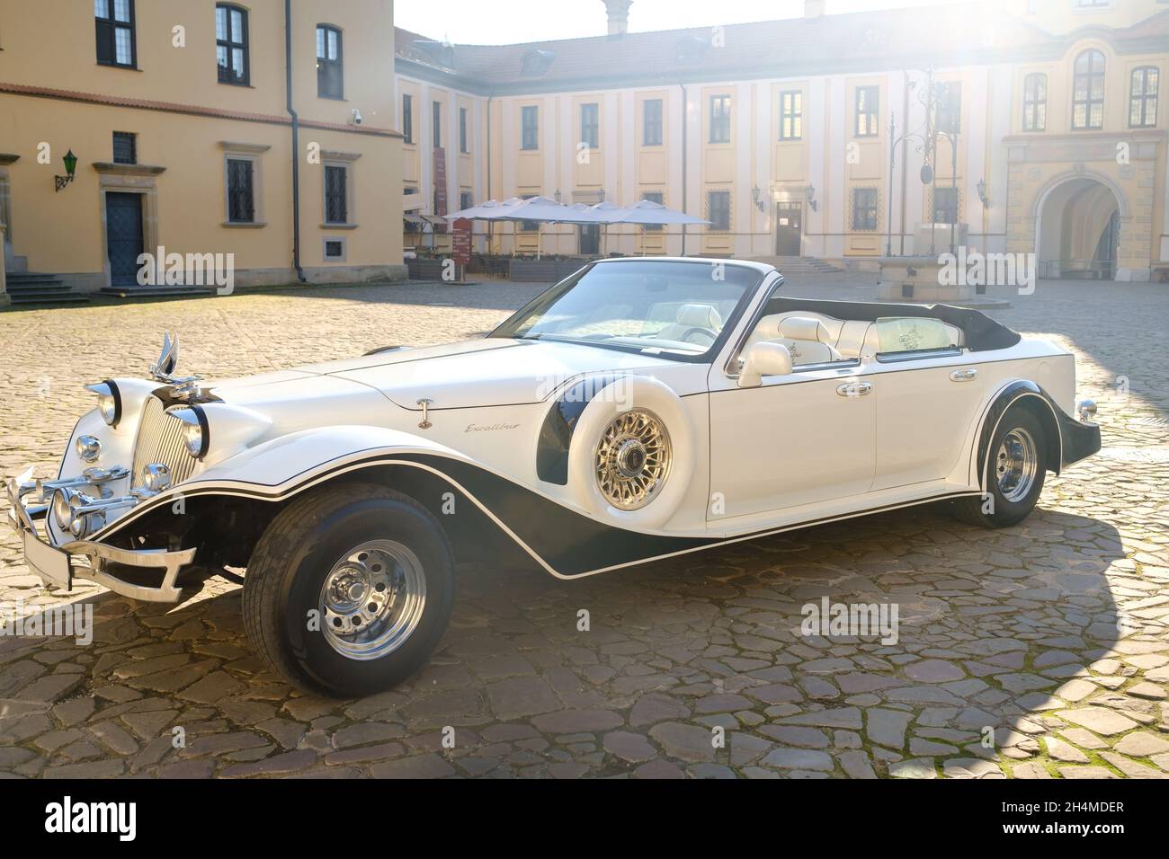 NESVIZH, Bélarus-8 juillet 2021 : Lincoln Excalibur Phantom dans la cour du château de Nesvizh. Banque D'Images