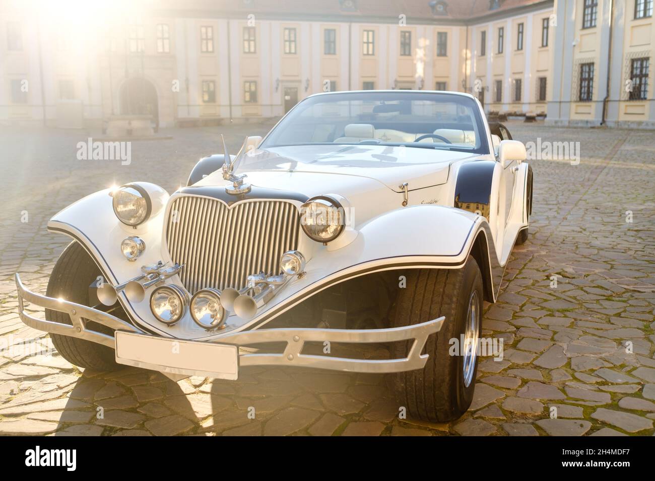 NESVIZH, Bélarus-8 juillet 2021 : Lincoln Excalibur Phantom dans la cour du château de Nesvizh. Banque D'Images