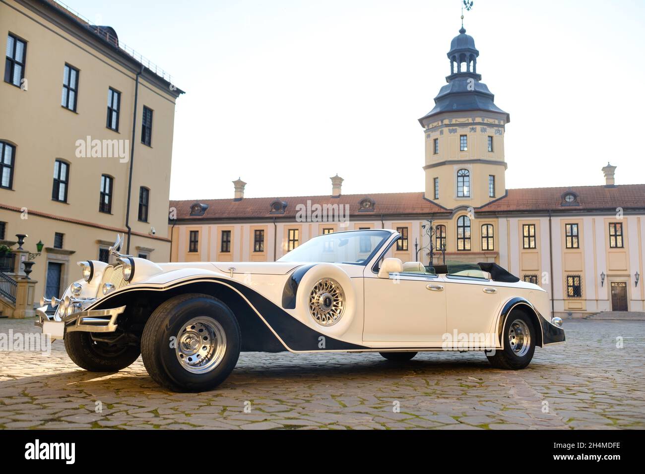 NESVIZH, Bélarus-8 juillet 2021 : Lincoln Excalibur Phantom dans la cour du château de Nesvizh. Banque D'Images