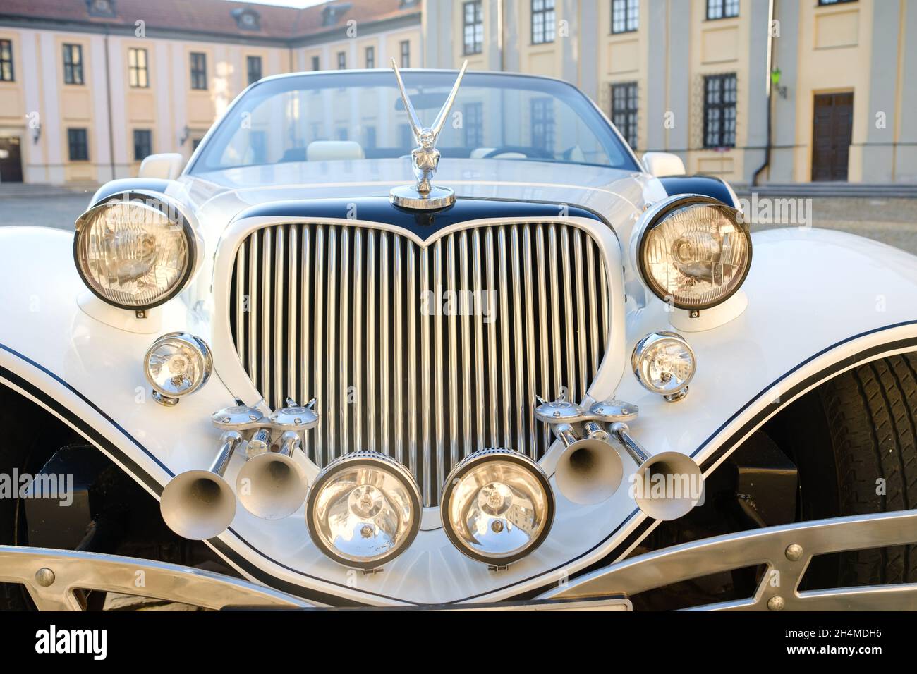 NESVIZH, Bélarus-8 juillet 2021 : Lincoln Excalibur Phantom dans la cour du château de Nesvizh. Banque D'Images