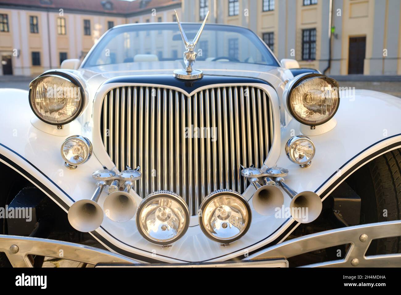 NESVIZH, Bélarus-8 juillet 2021 : Lincoln Excalibur Phantom dans la cour du château de Nesvizh. Banque D'Images