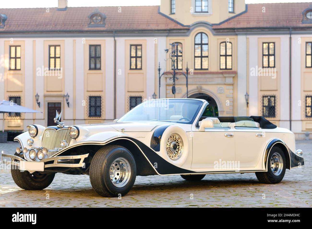 NESVIZH, Bélarus-8 juillet 2021 : Lincoln Excalibur Phantom dans la cour du château de Nesvizh. Banque D'Images