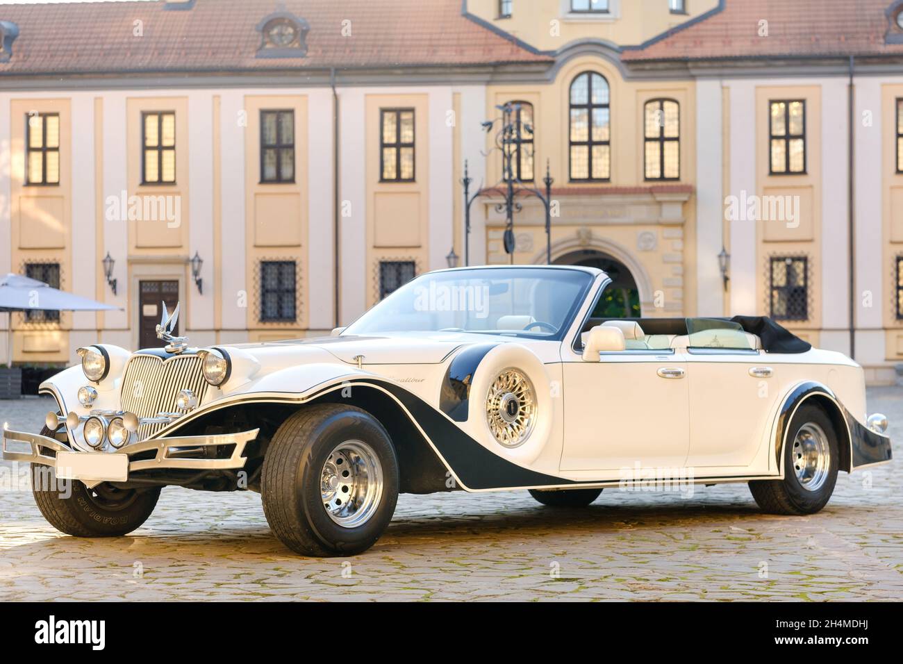 NESVIZH, Bélarus-8 juillet 2021 : Lincoln Excalibur Phantom dans la cour du château de Nesvizh. Banque D'Images