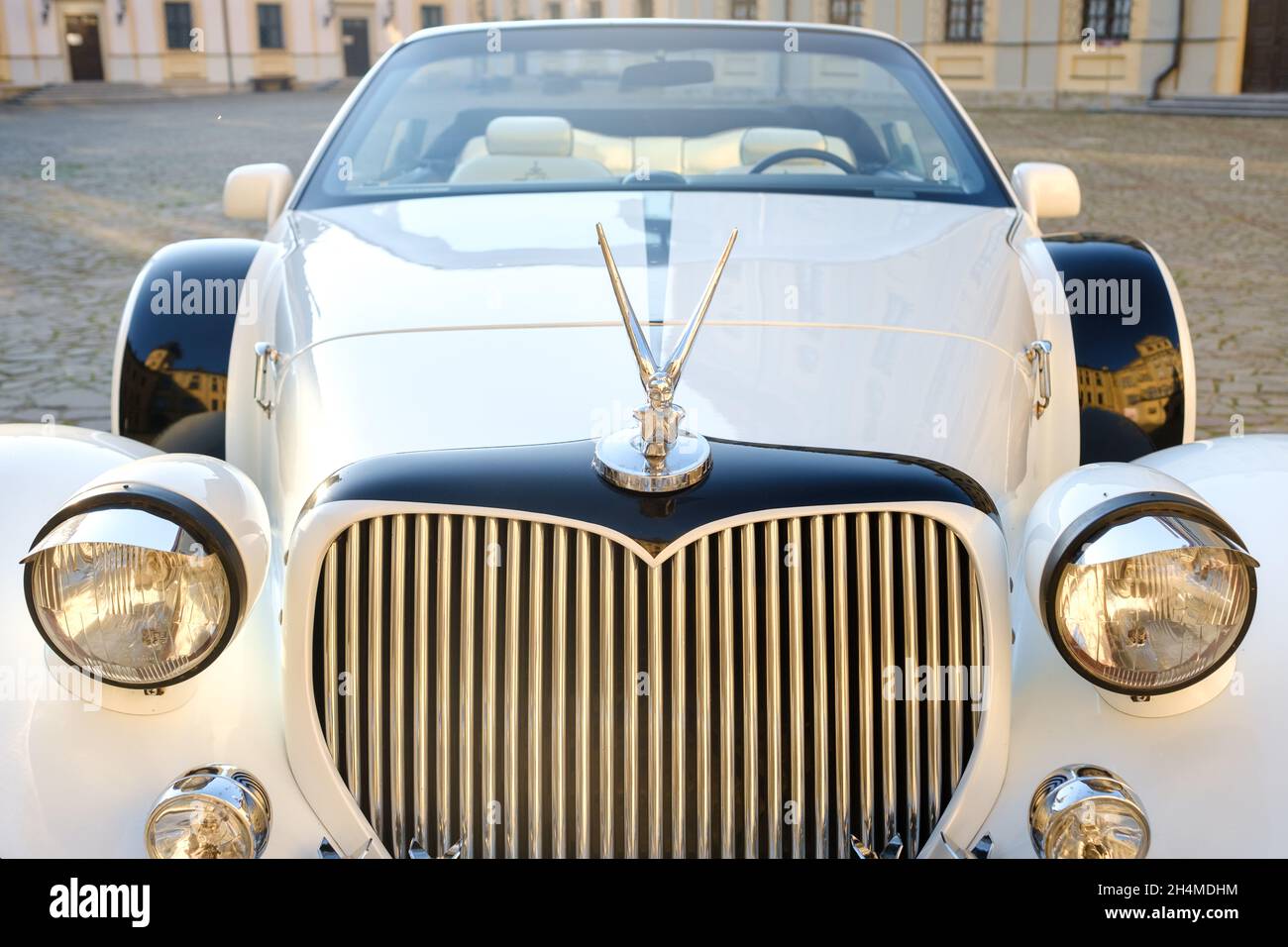 NESVIZH, Bélarus-8 juillet 2021 : Lincoln Excalibur Phantom dans la cour du château de Nesvizh. Banque D'Images