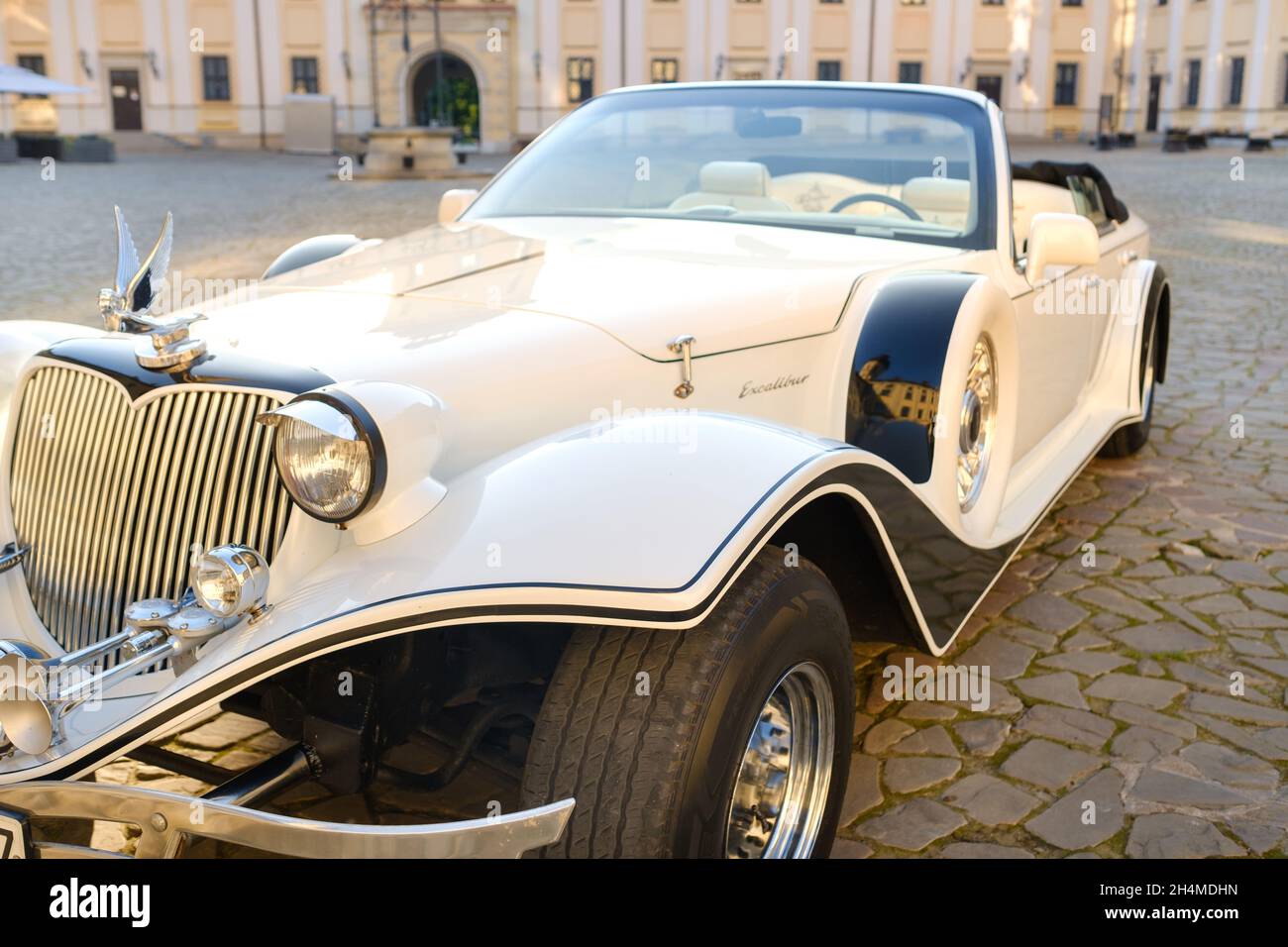 NESVIZH, Bélarus-8 juillet 2021 : Lincoln Excalibur Phantom dans la cour du château de Nesvizh. Banque D'Images