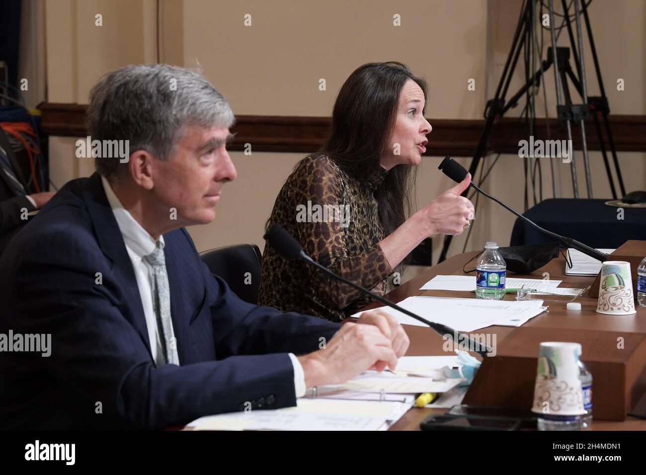 Washington, États-Unis.03ème novembre 2021.Chris Inglis, directeur national de la cybersécurité, Bureau exécutif du président des États-Unis, et Jen Easterly, directeur de la Cybersécurité et de la sécurité de l'infrastructure du département de la sécurité intérieure des États-Unis, témoignent devant le Comité de la sécurité intérieure, lors d'une audition sur l'évolution de l'approche américaine de la cybersécurité :Élever le bar aujourd'hui pour faire face aux menaces de demain à Cannon HOB/Capitol Hill.Crédit : SOPA Images Limited/Alamy Live News Banque D'Images