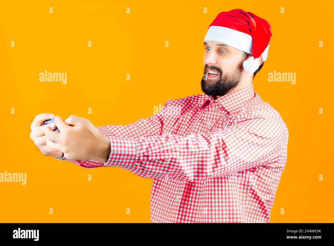 Un homme barbu portant un chapeau de Noël le Père Noël fait un selfie du nouvel an Banque D'Images