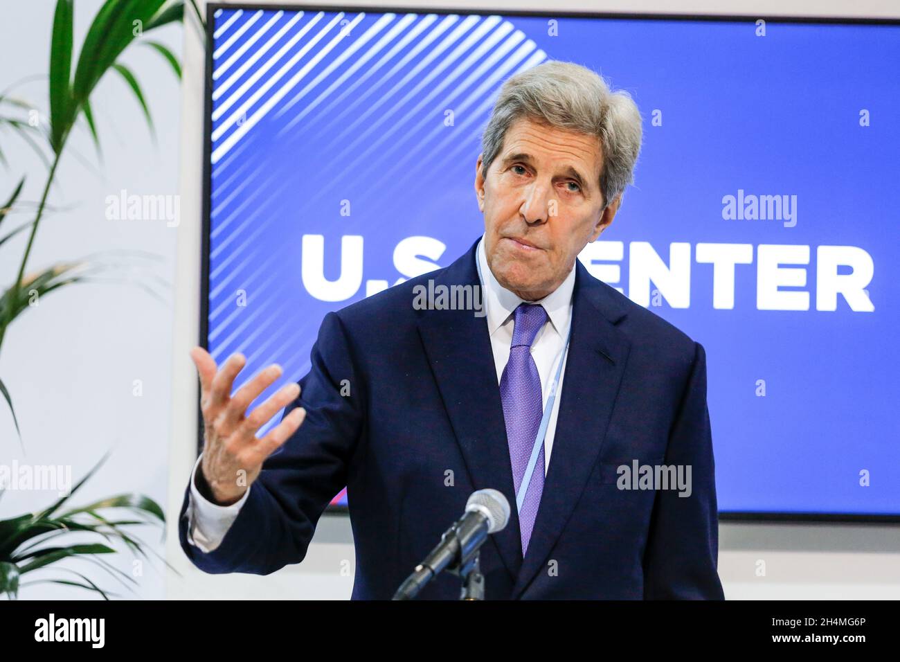 John Kerry, l'envoyé spécial des États-Unis pour le climat, s'exprime au pavillon du Centre des États-Unis au cours de la quatrième journée de la Conférence des Nations Unies sur les changements climatiques de la COP26, tenue par la CCNUCC à l'intérieur du lieu de la COP26 - Scottish Event Campus à Glasgow, en Écosse, le 3 novembre 2021.La COP26, qui se déroulera du 31 octobre au 12 novembre à Glasgow, sera la conférence climatique la plus importante depuis le sommet de Paris en 2015, car les nations devraient fixer de nouveaux objectifs d'émissions de gaz à effet de serre afin de ralentir le réchauffement climatique et de raffermir d'autres engagements clés.(Photo par Dominika Zarzycka/Sipa USA) Banque D'Images