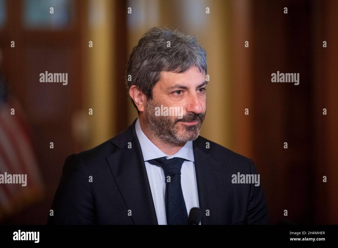 Roberto Fico, Président de la Chambre des députés de la République d'Italie, fait des remarques en compagnie de la Présidente de la Chambre des représentants des États-Unis Nancy Pelosi (démocrate de Californie), au Capitole des États-Unis à Washington, DC, le mardi 2 novembre 2021.Crédit : Rod Lamkey/CNP Banque D'Images