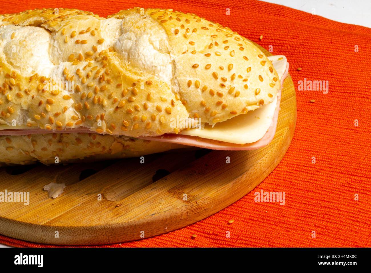 Sandwich naturel sur une assiette en bois.Mise au point sélective. Banque D'Images