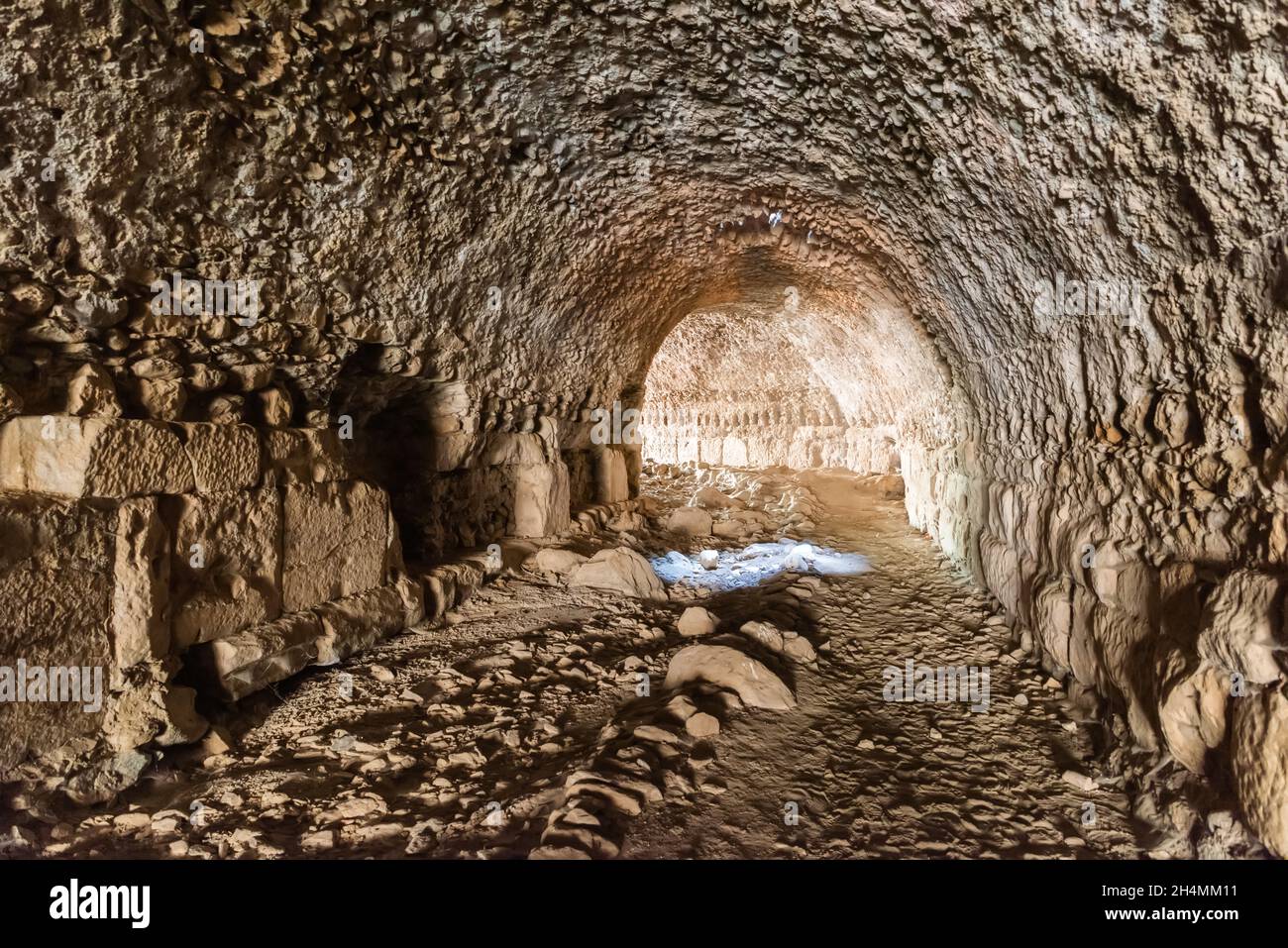 Un tunnel, connu sous le nom de pont Nysa, est un pont romain impérial tardif au-dessus du ruisseau Cakircak dans la ville antique de Nysa dans la province d'Aydin en Turquie.C'était Banque D'Images