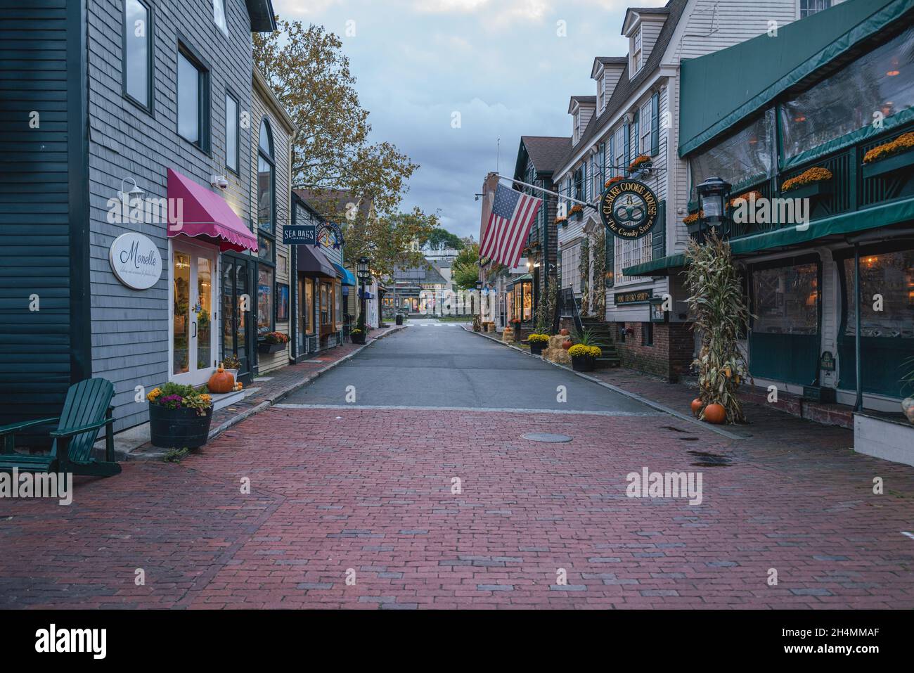 Newport, Rhode Island, États-Unis -- 23 octobre 2021.Une grande photo de paysage tôt le matin avec des magasins et un drapeau américain à Newport. Banque D'Images