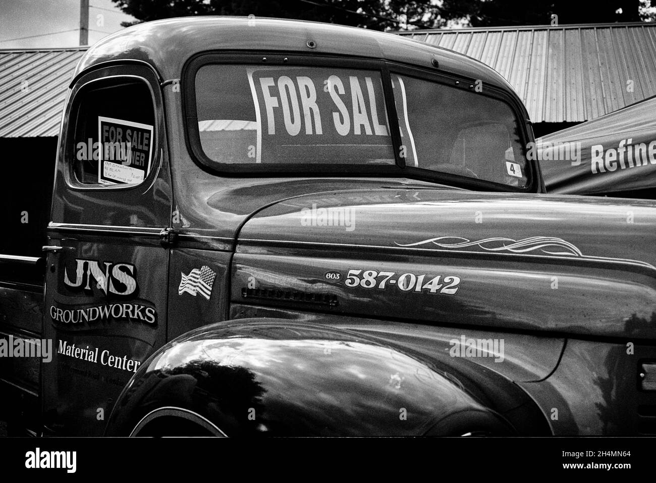 Un magnifique camion d'époque restauré stationné sur le côté de la route pour la vente à Deerfield Fair - Deerfield, New Hampshire.Noir et blanc Ilford XP2 Banque D'Images