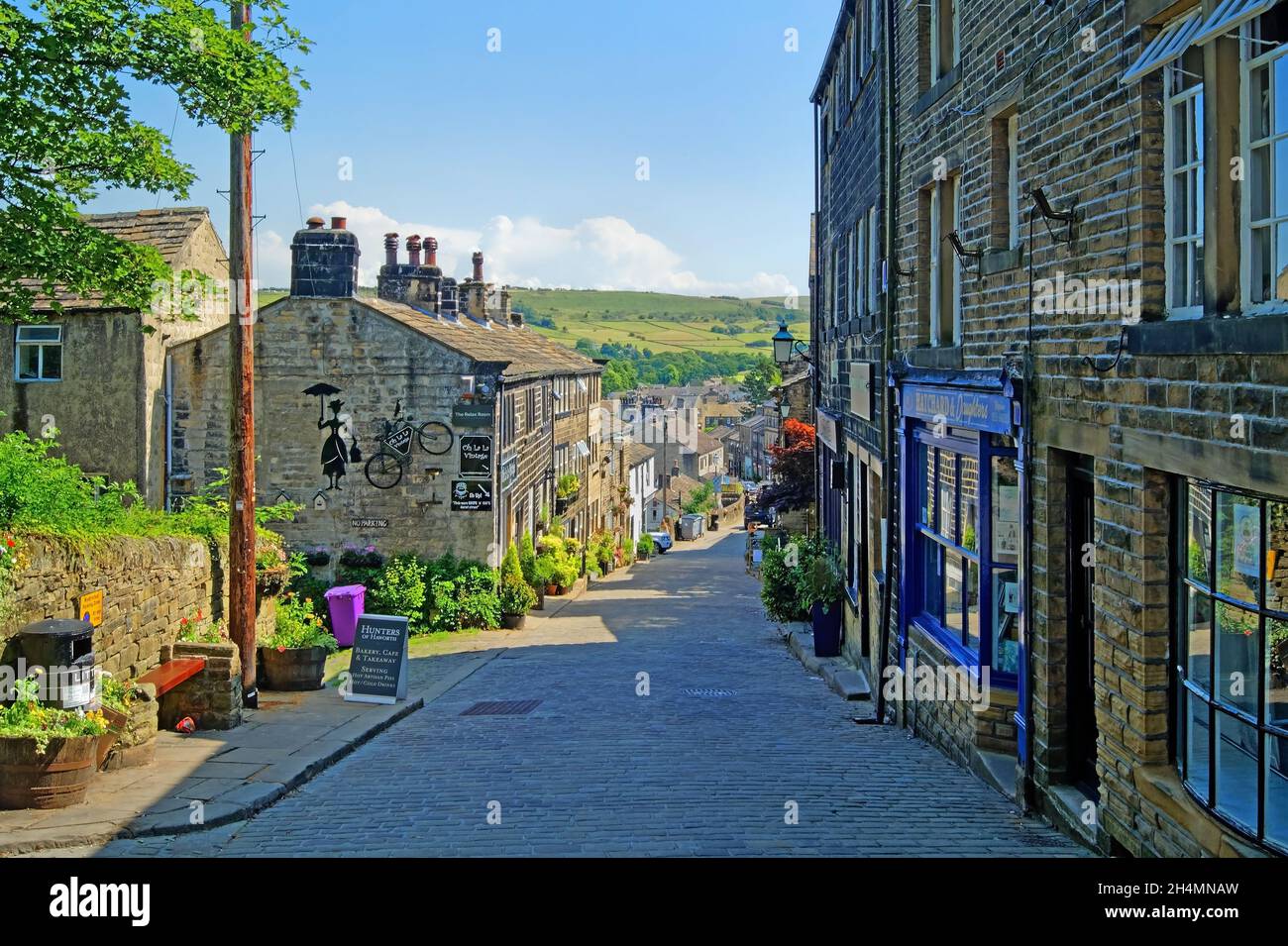 Royaume-Uni, West Yorkshire, Haworth, main Street Shops et Cottages Banque D'Images