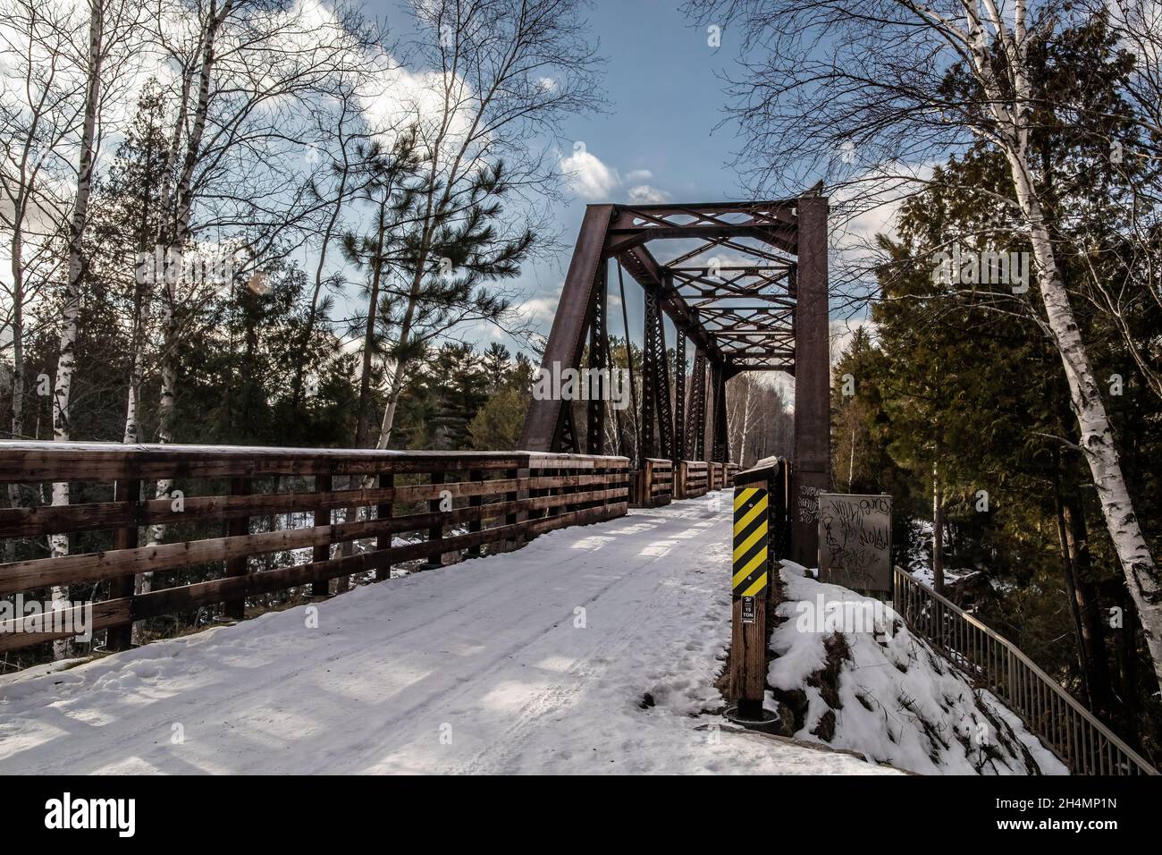 Pont sur la rivière St. Louis en hiver au parc national Jay Cooke, Carlton, Minnesota, États-Unis. Banque D'Images
