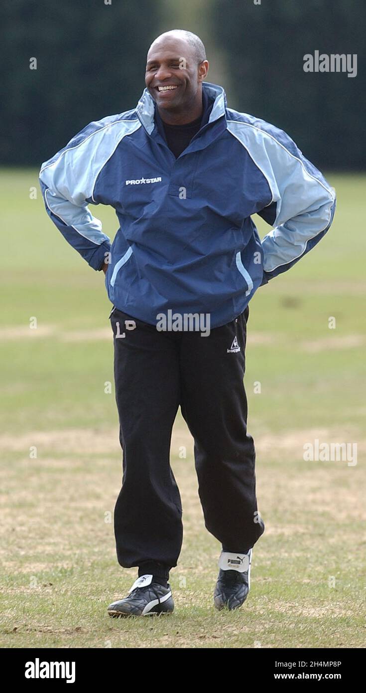 LUTHER BLISSETT À L'ENTRAÎNEMENT DE PORTSMOUTH.PIC MIKE WALKER, 2004 Banque D'Images