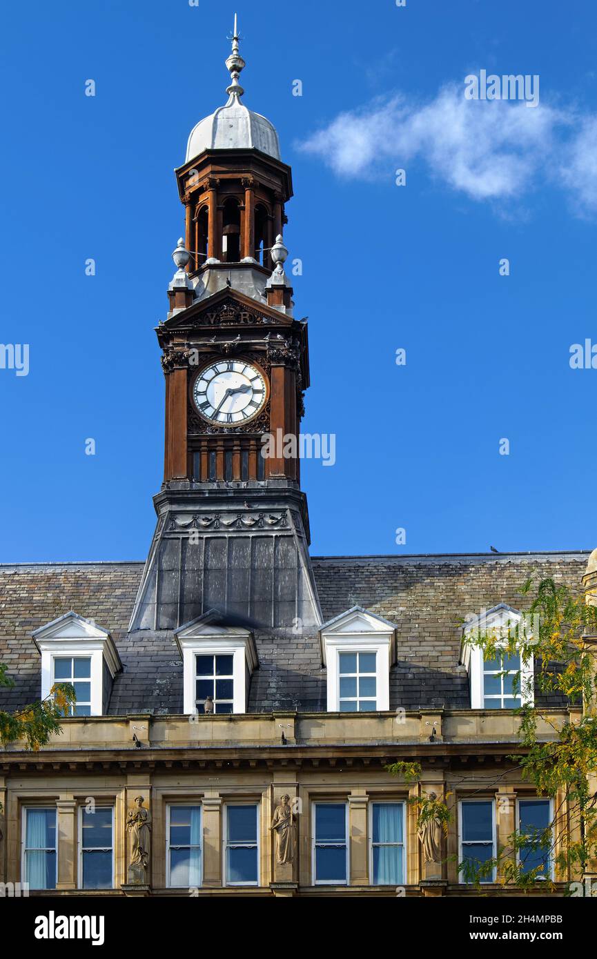 Royaume-Uni, West Yorkshire, Leeds City Square, Old Post Office Clock Tower Banque D'Images
