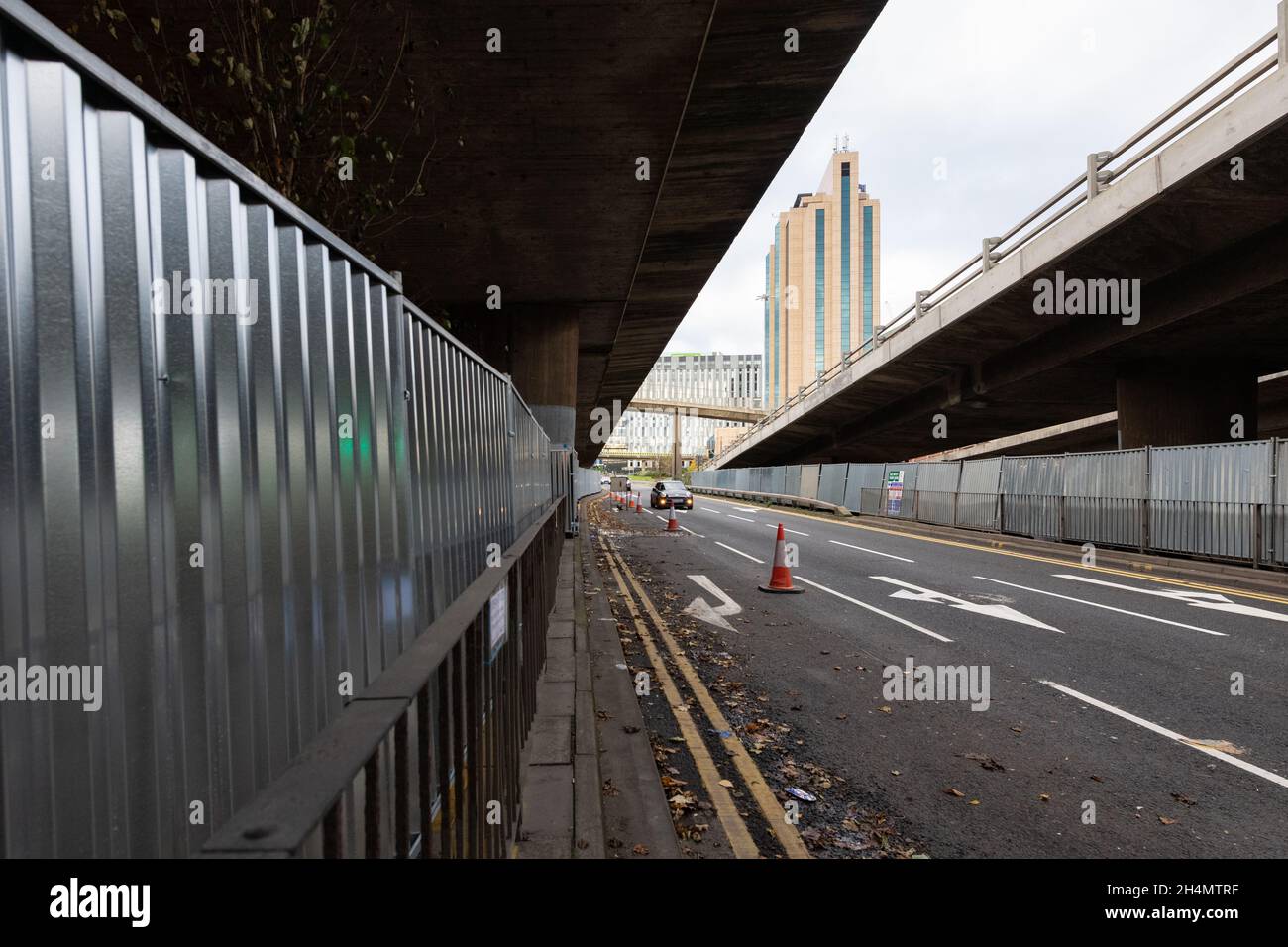 Clôtures métalliques de sécurité autour de la jonction 19 M8 autoroute Clydeside Expressway lors de la Conférence des Nations Unies sur les changements climatiques COP26, Glasgow, Écosse, Royaume-Uni Banque D'Images
